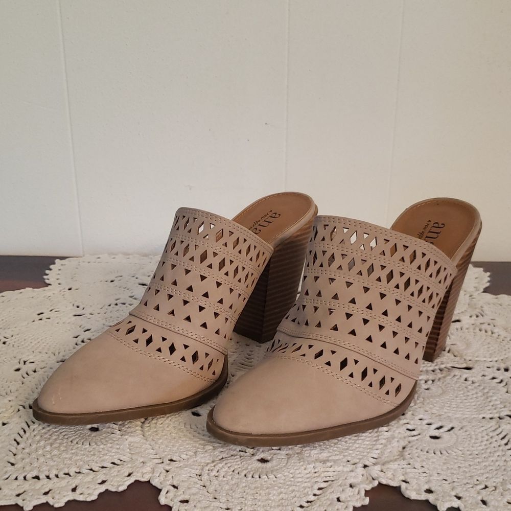 a.n.a. Hiro Beige Pumps Mules w/ Block Heel Sz 8